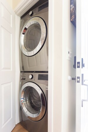 A laundry room with two stacked front-loading washing machines. - NEW Private Casita in Lake Balboa with Gate & Backyard (Los Angeles)