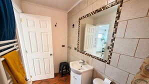 Maison Familiale, vue cour intérieure | Salle de bain