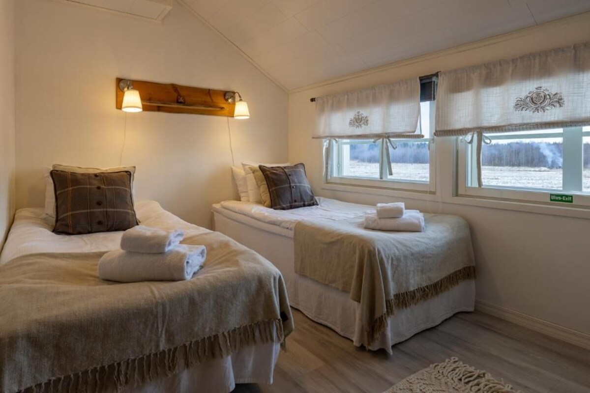 Standard Twin Room, Partial Lake View | Blackout curtains, free WiFi