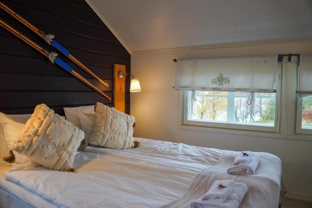 Deluxe Double Room, Lake View | Blackout curtains, free WiFi