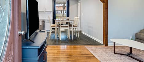 Casa, varias camas, cocina, vista a la ciudad (Cozy Franklin Hideaway) | Área de sala de estar