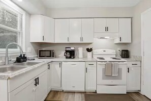 Private kitchen - Cozy Raleigh Stay for 6 Near NC State and RDU (Raleigh)