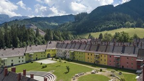 Une cour intérieure avec une piscine, entourée d’immeubles à étages dont l’architecture est homogène.