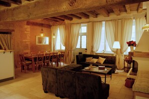 Una sala de estar acogedora con un sofá, una mesa de centro y un comedor con sillas y una mesa.