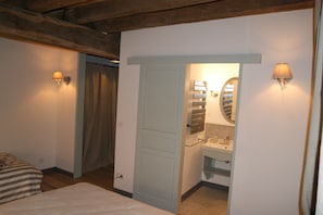 Iron/ironing board, WiFi, bed sheets - Vrbo Property (Sancerre)