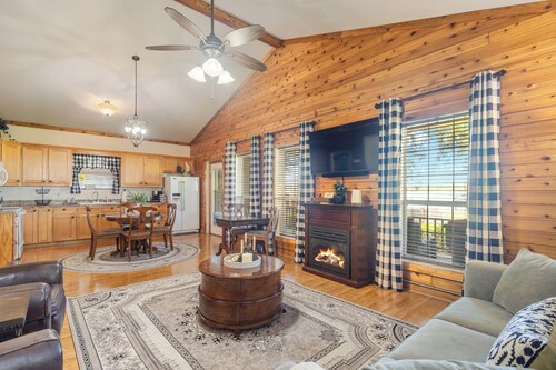 HunnyBear Hideout on Cedar Creek Lake