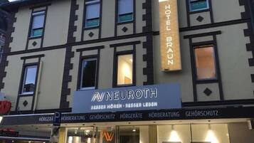 Ein Hotel namens 'Hotel Braun' mit einem Schild für 'NeuRoTH' über dem Eingang.