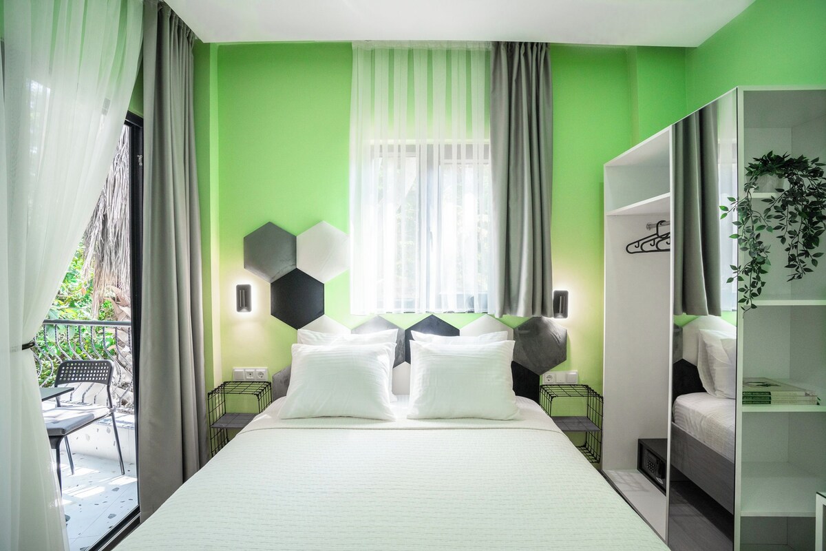 Deluxe Room, 1 Queen Bed, Balcony, Courtyard View