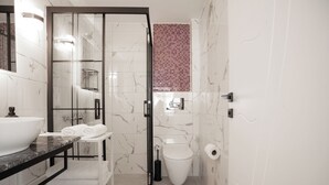 Chambre Familiale avec lits jumeaux, balcon, vue ville | Salle de bain