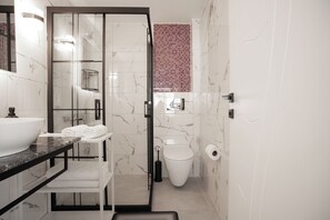 Habitación familiar con 2 camas individuales, balcón, vista a la ciudad | Baño | Regadera, amenidades de baño de diseñador, secadora de cabello 