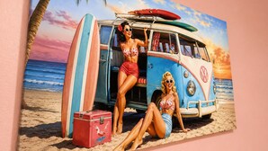 Uma van antiga estacionada na praia, com uma prancha de surf e um cooler.