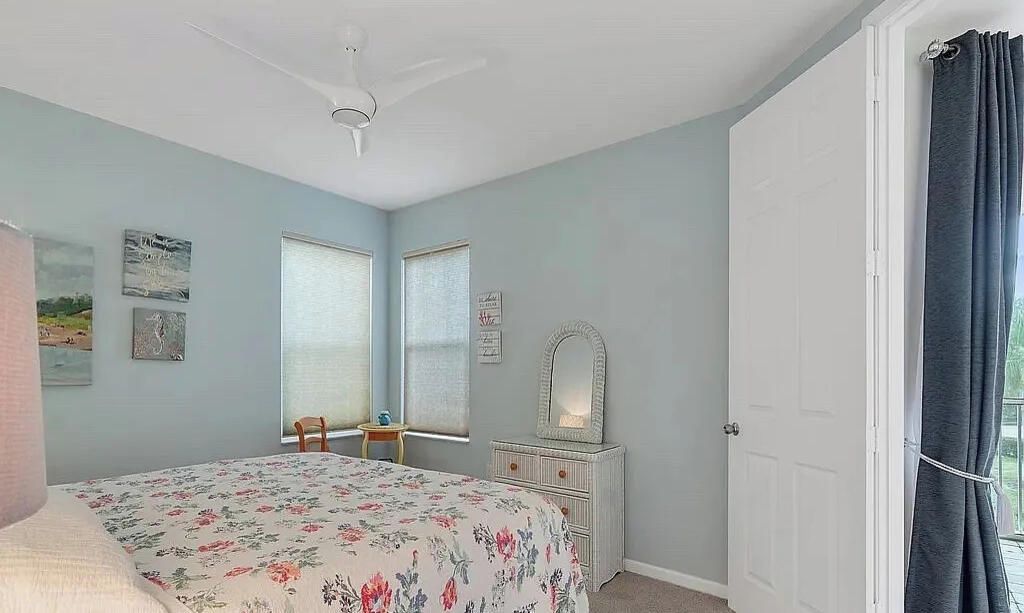 Un dormitorio con cama, cómoda, silla y puerta.