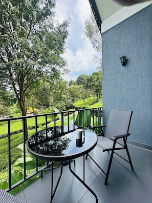Family Double Room, Smoking, Garden View | Tempat makan luar