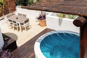 A wooden deck with a pool, a table with chairs, and potted plants. - Penthouse 3BR · Jacuzzi · 6 min a la playa (Playa del Carmen)