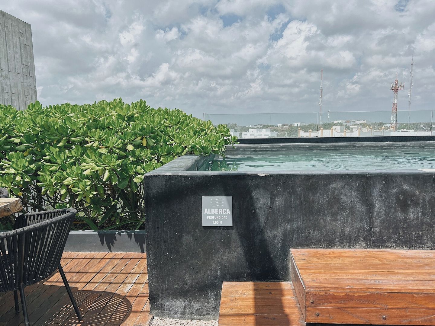 A rooftop pool area with a sign indicating a height of 1.00 M.