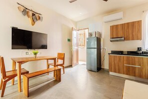 Eine moderne Küche mit Holzausstattung, einem eingebauten Backofen und einem Kühlschrank.