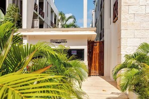 A hotel entrance with a sign reading 'SMART DEPARTS TULUM' and a wooden gate. - Modern Apartment with Jacuzzi (Tulum)