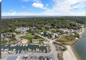 Marina - Perfect 4-bedroom house in welcoming Hampton Bays for your getaway (Hampton Bays)