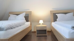 Room - Holiday Home Neuhausen – Attic Apartment / 2 Bedrooms / Wi-Fi (Neuhausen)