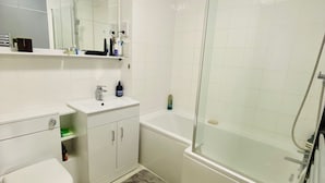 Bathroom - Apartment Sleeps 4 With Parking (Redhill)