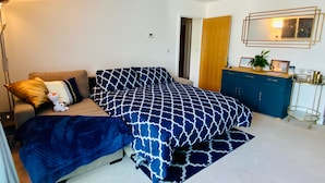Room - Apartment Sleeps 4 With Parking (Redhill)