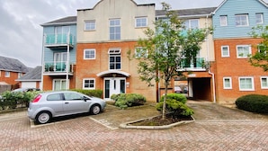 Exterior - Apartment Sleeps 4 With Parking (Redhill)