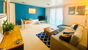 Living area - Apartment Sleeps 4 With Parking (Redhill)