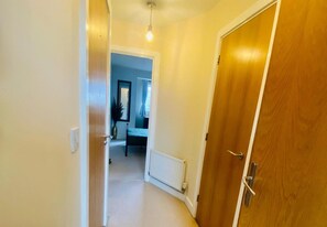 Interior - Apartment Sleeps 4 With Parking (Redhill)