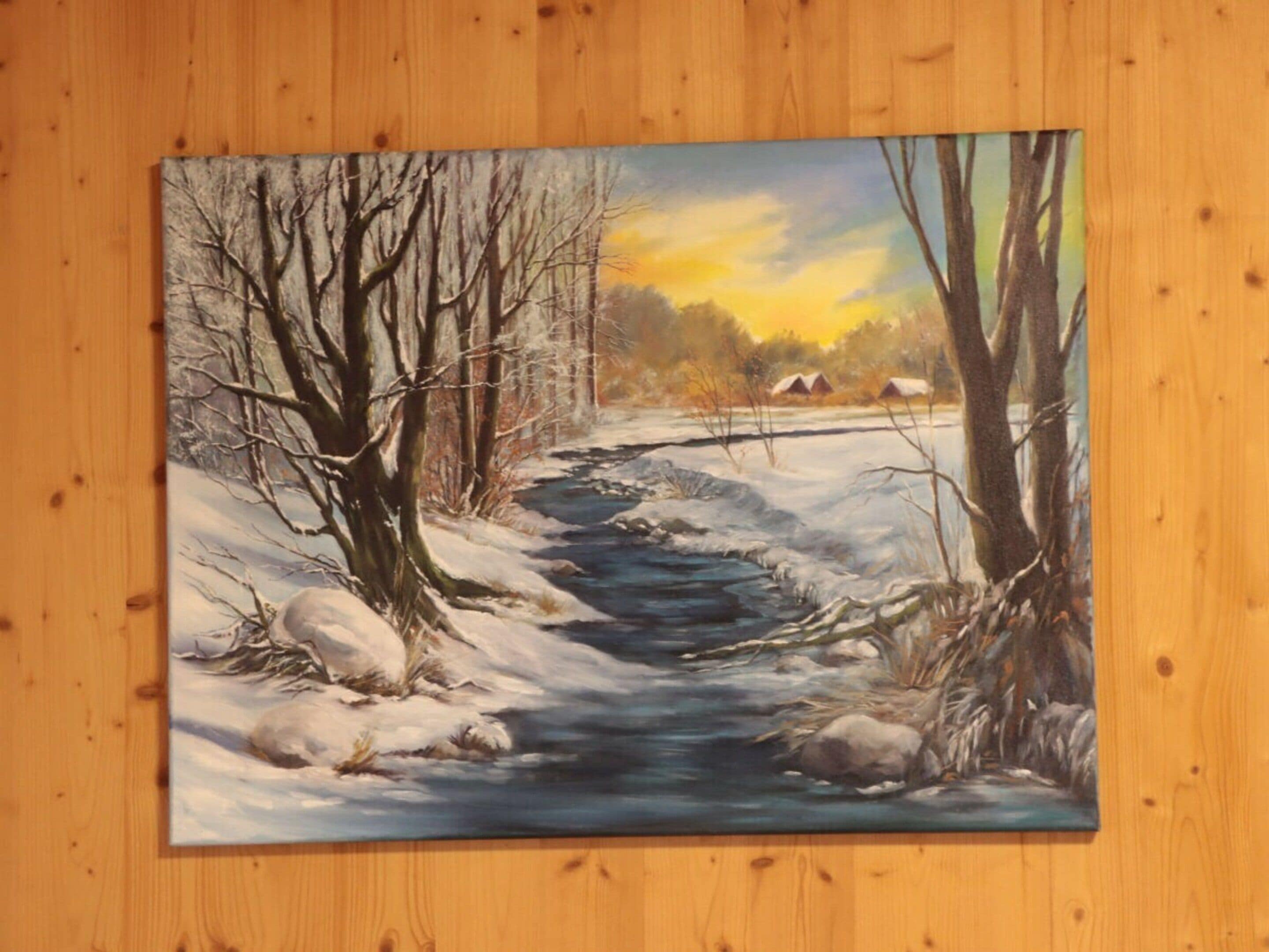 En målning som föreställer ett vinterlandskap med en flod, kala träd och ett hus i fjärran.