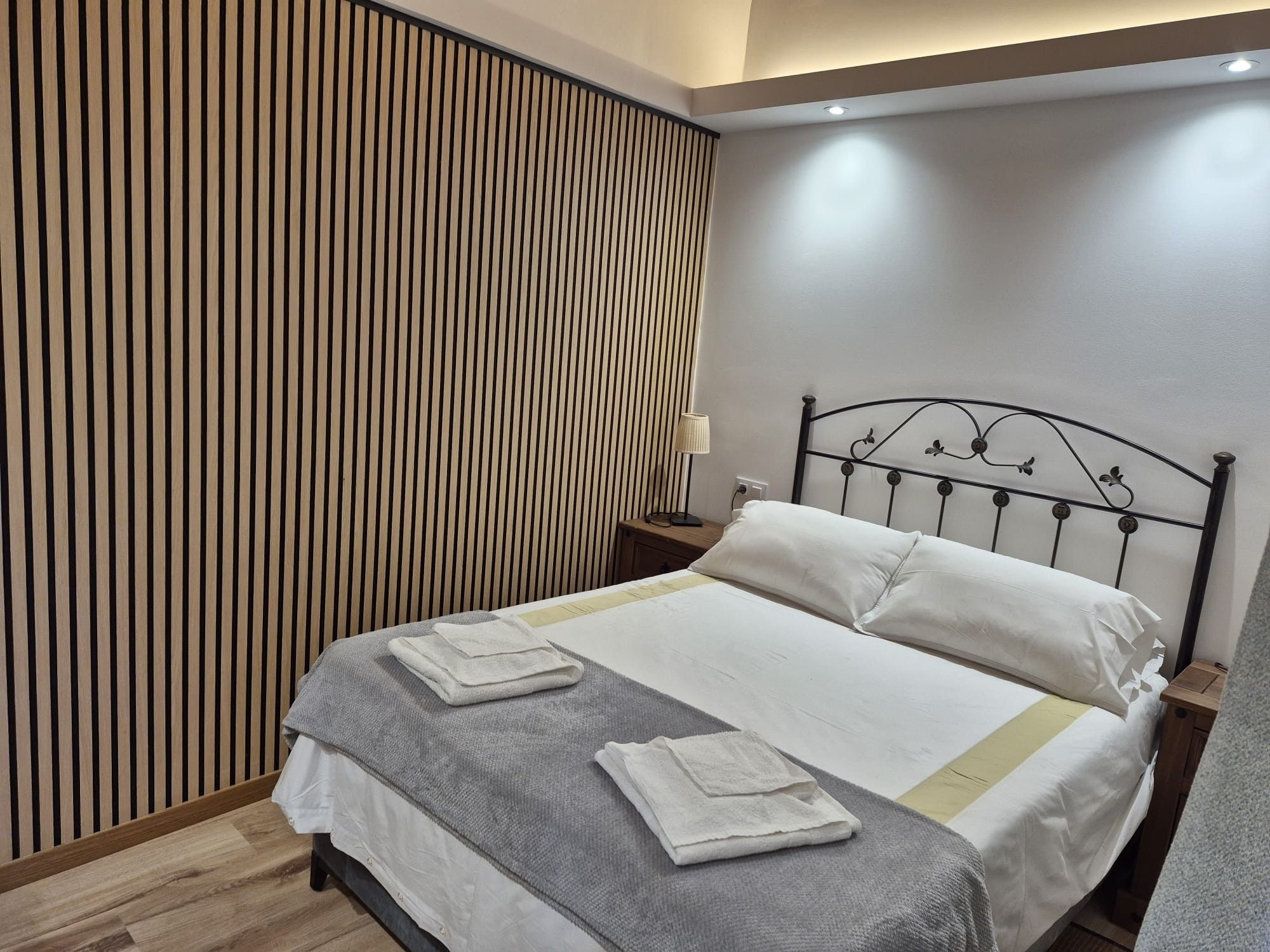 Tabla de planchar con plancha, wifi y ropa de cama 