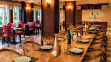 Deluxe Room, Balcony | Dining