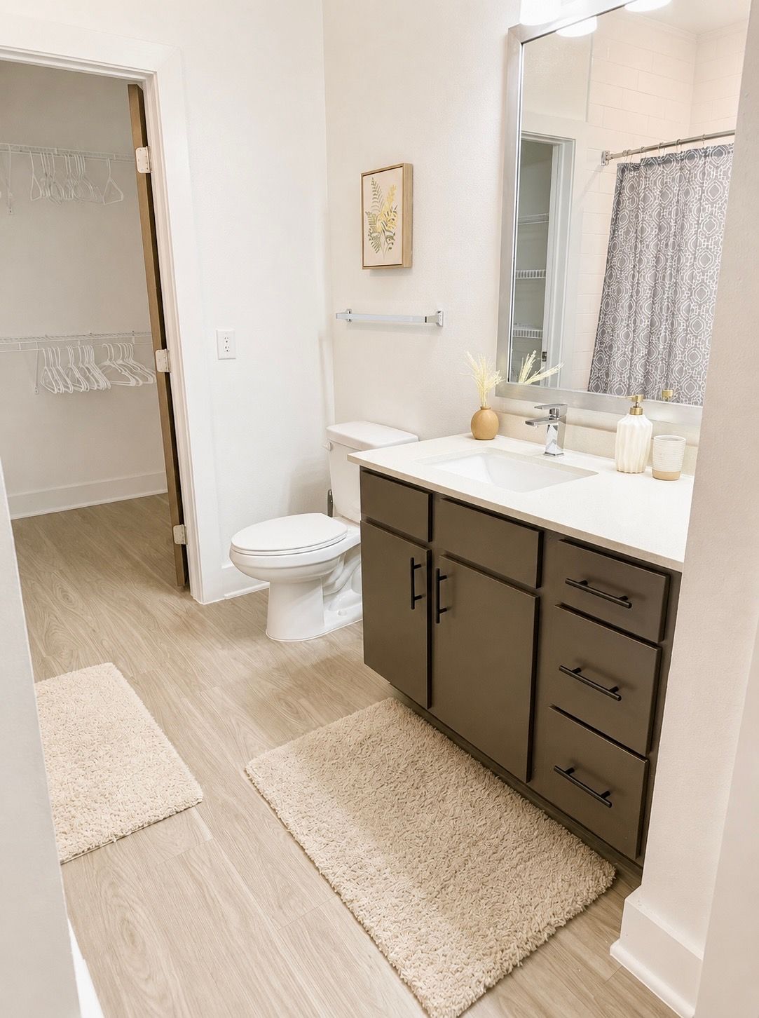Een moderne badkamer met toilet, wastafel en kast.