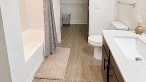 Un baño moderno con bañera, inodoro y lavamanos.