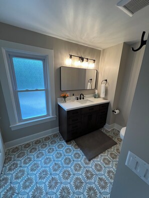 Bathroom - Beautifully Renovated Farmhouse next to Dorf Haus Supper Club (Sauk City)