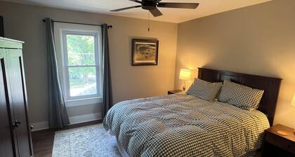 Beautifully Renovated Farmhouse next to Dorf Haus Supper Club