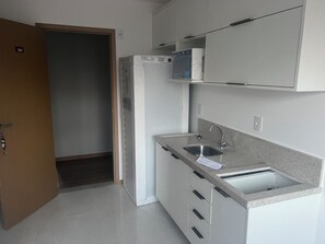 A kitchen with a built-in dishwasher, a sink, and a countertop. - Spectacular apartment, well located, close to the city's shopping malls. (Salvador)