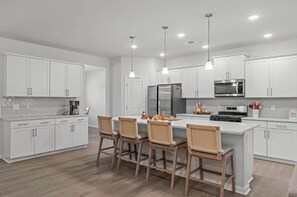 Private kitchen - Spacious NC Retreat • Modern Home • Perfect for Families-5 Bedrooms (Fuquay-Varina)