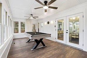 Games room - Modern Stay, 15 Min to DT Raleigh, Sleeps 12 (Garner)
