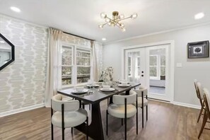 Dining - Modern Stay, 15 Min to DT Raleigh, Sleeps 12 (Garner)
