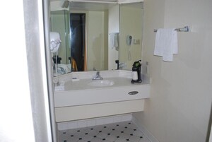 Bañera, secador de pelo, toallas, jabón
