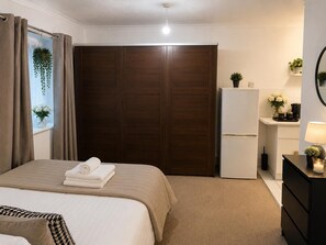 Unclassified image, 5 of 7, button - Modern Heathrow Apartment with Parking & Garden (Hayes)