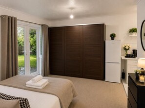 Unclassified image, 4 of 7, button - Modern Heathrow Apartment with Parking & Garden (Hayes)