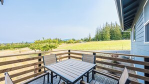 Outdoor dining - Rain Shadow Retreat in beautiful Sequim (Sequim)
