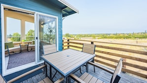 Outdoor dining - Rain Shadow Retreat in beautiful Sequim (Sequim)