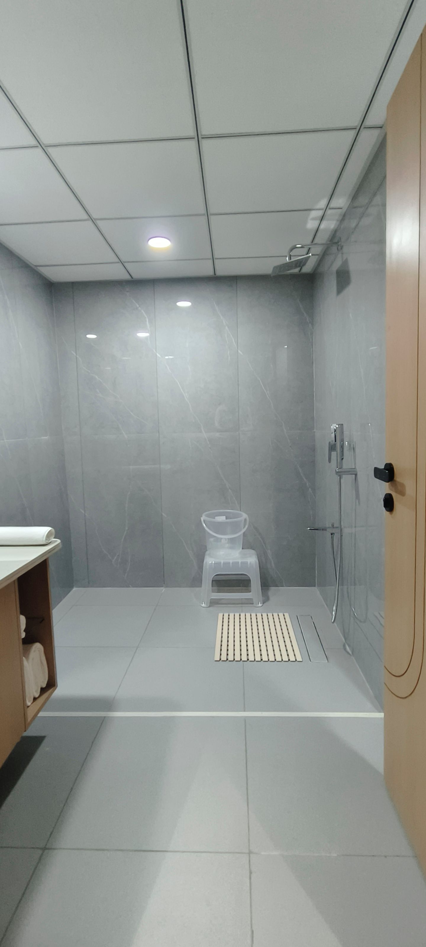 Un baño con ducha, inodoro y lavamanos.