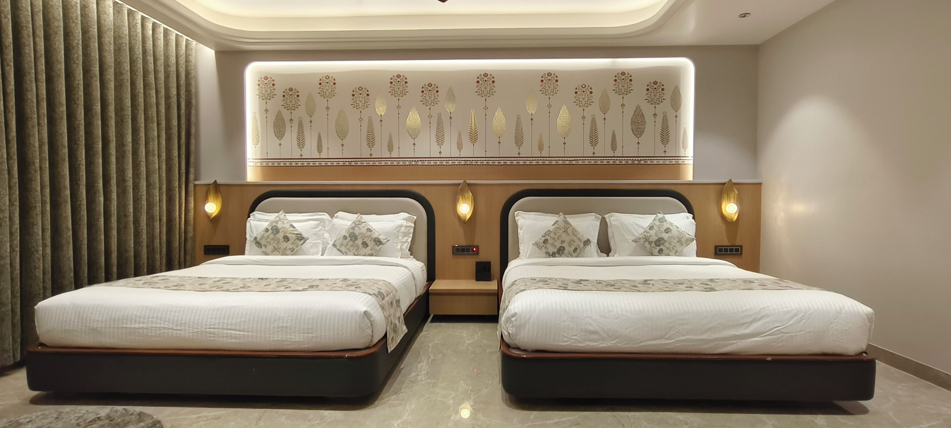 Cama doble con estructura de madera y cabecero con iluminación decorativa.