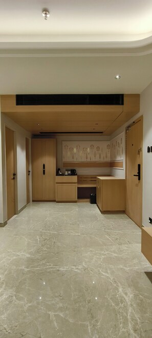 Una cocina moderna con armarios de madera, una encimera y un salpicadero con baldosas decorativas.