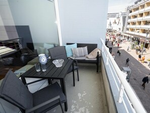 A balcony with a table, chairs, and a sofa. - Holiday Apartment With 1 Bedroom (Sylt)