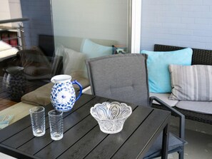 A table with a pitcher, two glasses, and a decorative item. - Holiday Apartment With 1 Bedroom (Sylt)