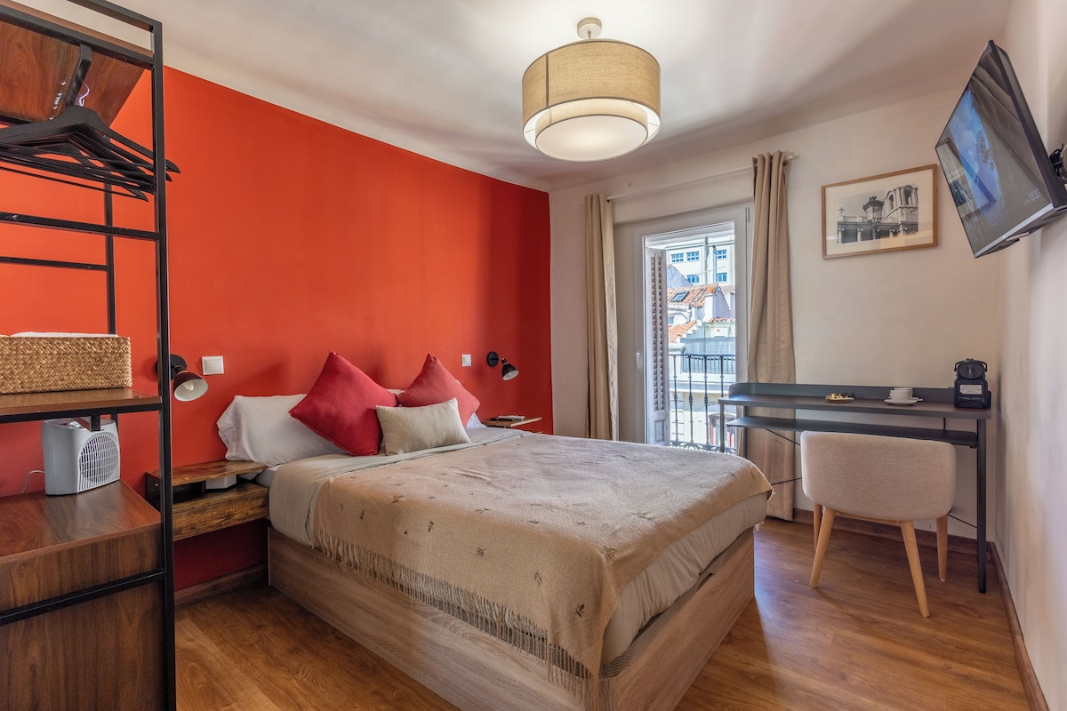 Habitación estándar doble, balcón, vistas a la ciudad | Escritorio, wifi gratis, ropa de cama